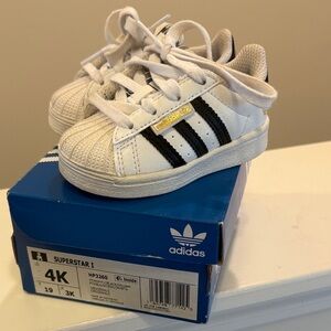 Toddler adidas Kids Superstar I Sneakers in White with Black Stripes